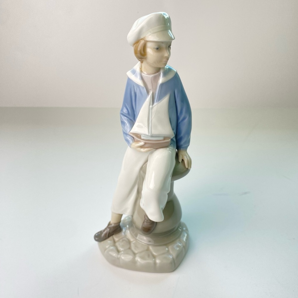 Vintage Lladrรณ #4810 โBoy With Yachtโ Porcelain Figurine